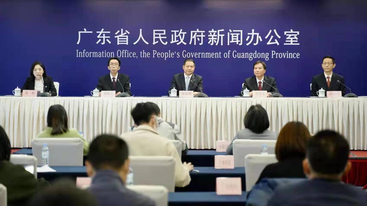 迈向未来，探索2025年全年资料免费大全的优势与坚牢精神的落实